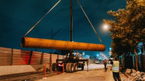 Nueve camisas metálicas fueron desembarcadas la noche del pasado jueves en el sitio donde se construye la obra.