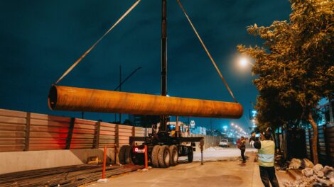 Nueve camisas metálicas fueron desembarcadas la noche del pasado jueves en el sitio donde se construye la obra.