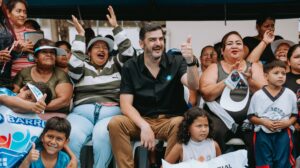 El alcalde Aquiles Alvarez comparte un momento de esparcimiento junto a los moradores de la cooperativa Guayas y Quil 1.