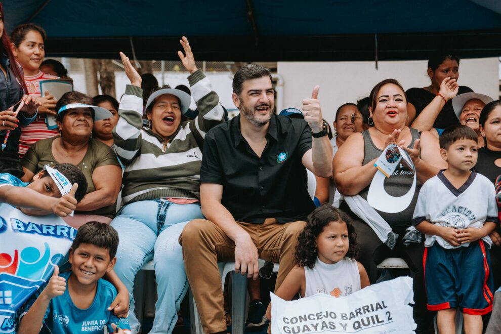 El alcalde Aquiles Alvarez comparte un momento de esparcimiento junto a los moradores de la cooperativa Guayas y Quil 1.