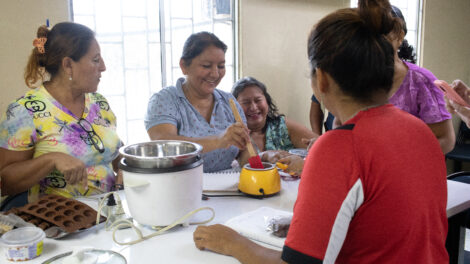 Un grupo de mujeres participa en uno de los talleres de repostería organizados por el Municipio de Guayaquil.