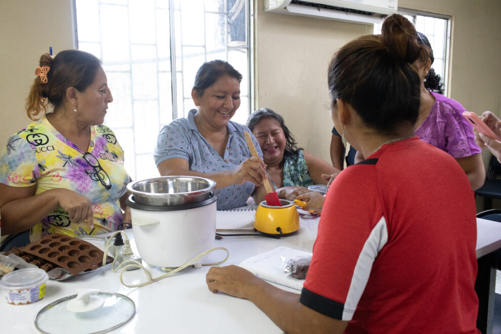 Un grupo de mujeres participa en uno de los talleres de repostería organizados por el Municipio de Guayaquil.