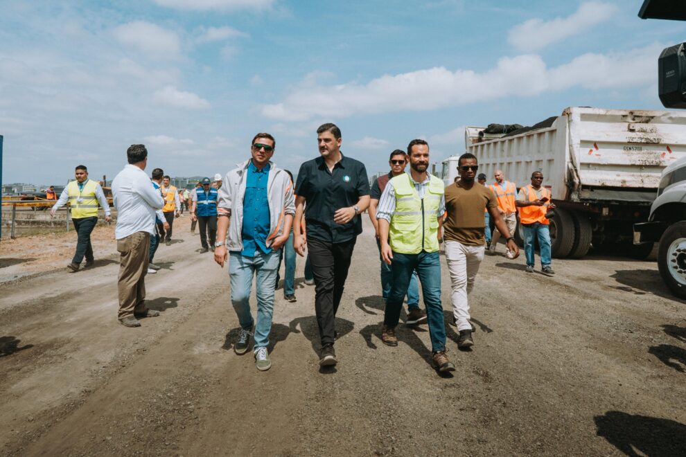 El alcalde Aquiles Alvarez recorrió este martes los trabajos que son supervisados por la Autoridad Aeroportuaria de Guayaquil.