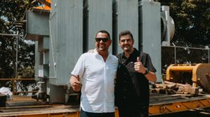 De izquierda a derecha: el alcalde de Esmeraldas, Vicko Villacís, y el de Guayaquil, Aquiles Álvarez, en la planta La Toma, en la vía a Daule, donde se entregó el transformador.
