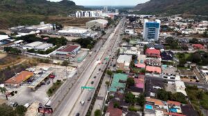 Vista panorámica del sitio donde se va a construir la solución vial, en la Av. Del Bombero, a la altura de Los Ceibos.