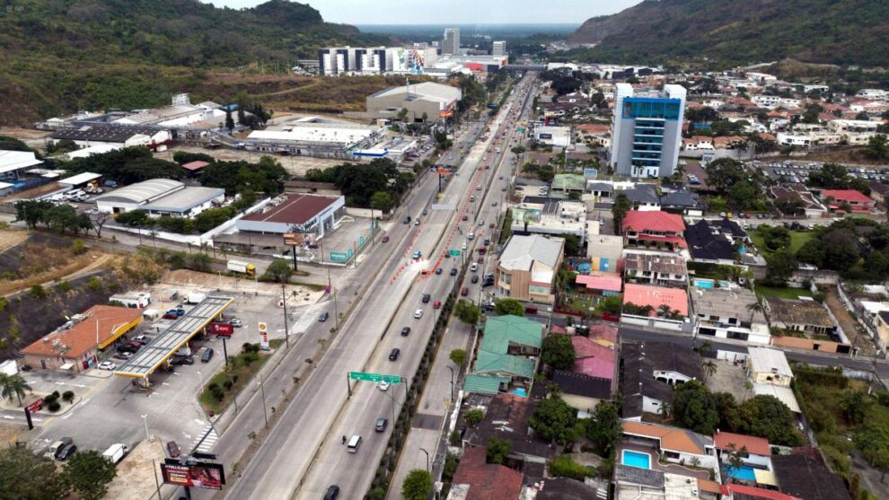 Vista panorámica del sitio donde se va a construir la solución vial, en la Av. Del Bombero, a la altura de Los Ceibos.