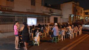Niños disfrutan de una noche distinta durante la función de “Cine Comunitario” en la intersección de Bolívar y García Moreno.