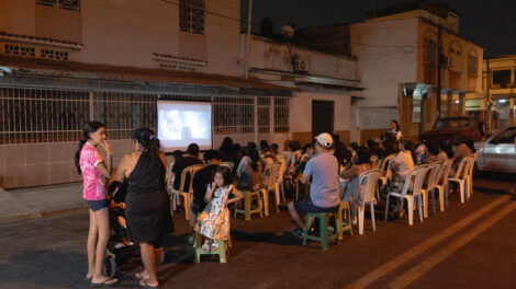 Niños disfrutan de una noche distinta durante la función de “Cine Comunitario” en la intersección de Bolívar y García Moreno.