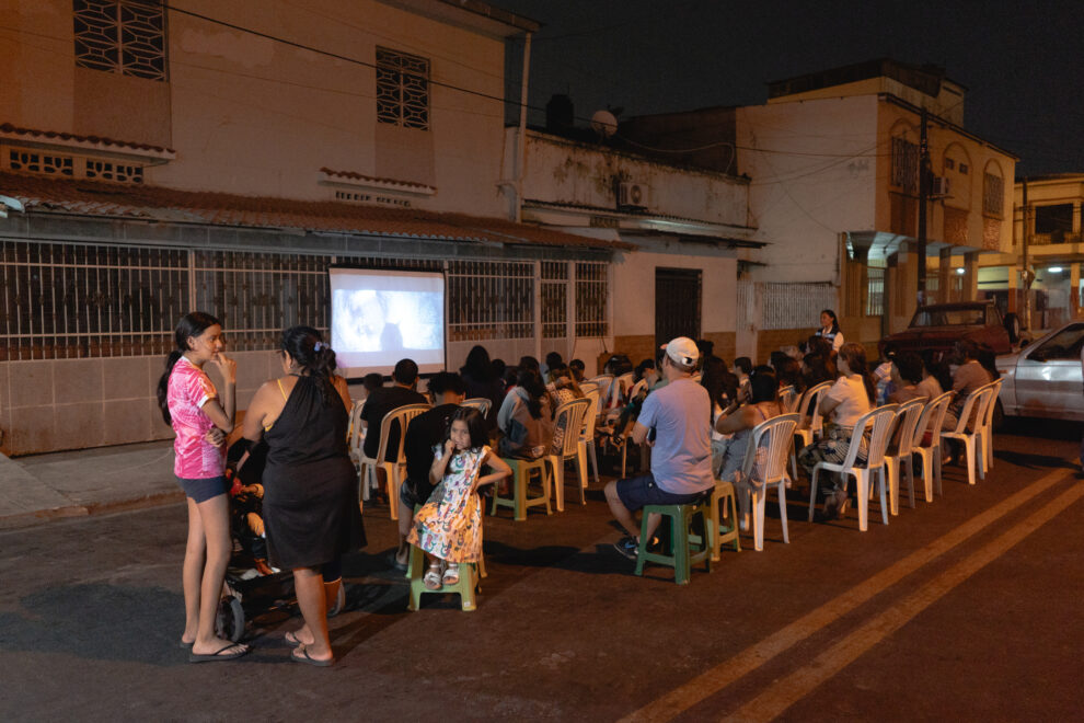 Niños disfrutan de una noche distinta durante la función de “Cine Comunitario” en la intersección de Bolívar y García Moreno.