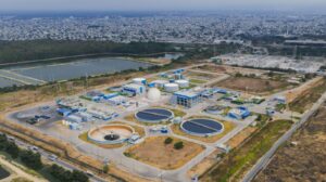 Vista panorámica de la Planta de Tratamiento de Aguas Residuales Las Esclusas, un referente de sostenibilidad y eficiencia en Guayaquil.