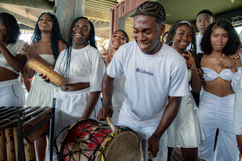 Afro Danza abrió el fin de semana en Plaza Guayarte con marimbas, tambores y coloridas coreografías que celebraron la cultura afrodescendiente.