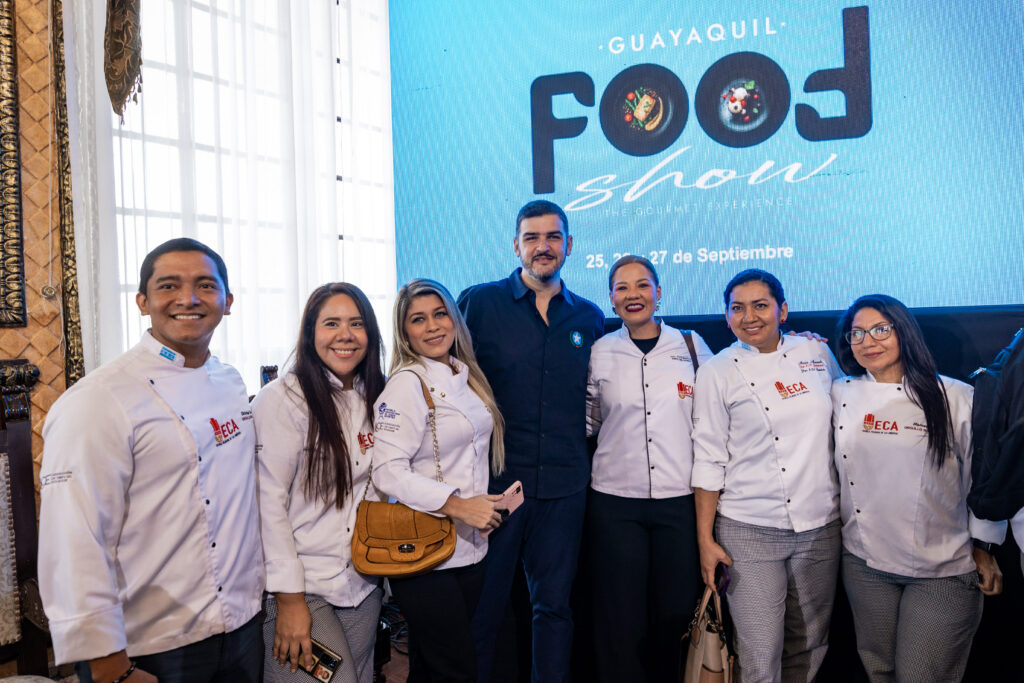 El alcalde Aquiles Alvarez posa junto a varios chefs ecuatorianos que participarán en el Guayaquil Food Show