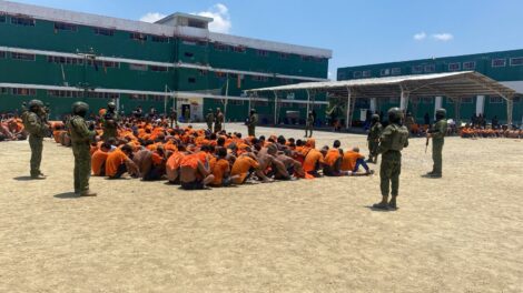 Militares tomaron el control del Centro de Rehabilitación Social de Esmeraldas tras la masacre que dejó 17 reos fallecidos.