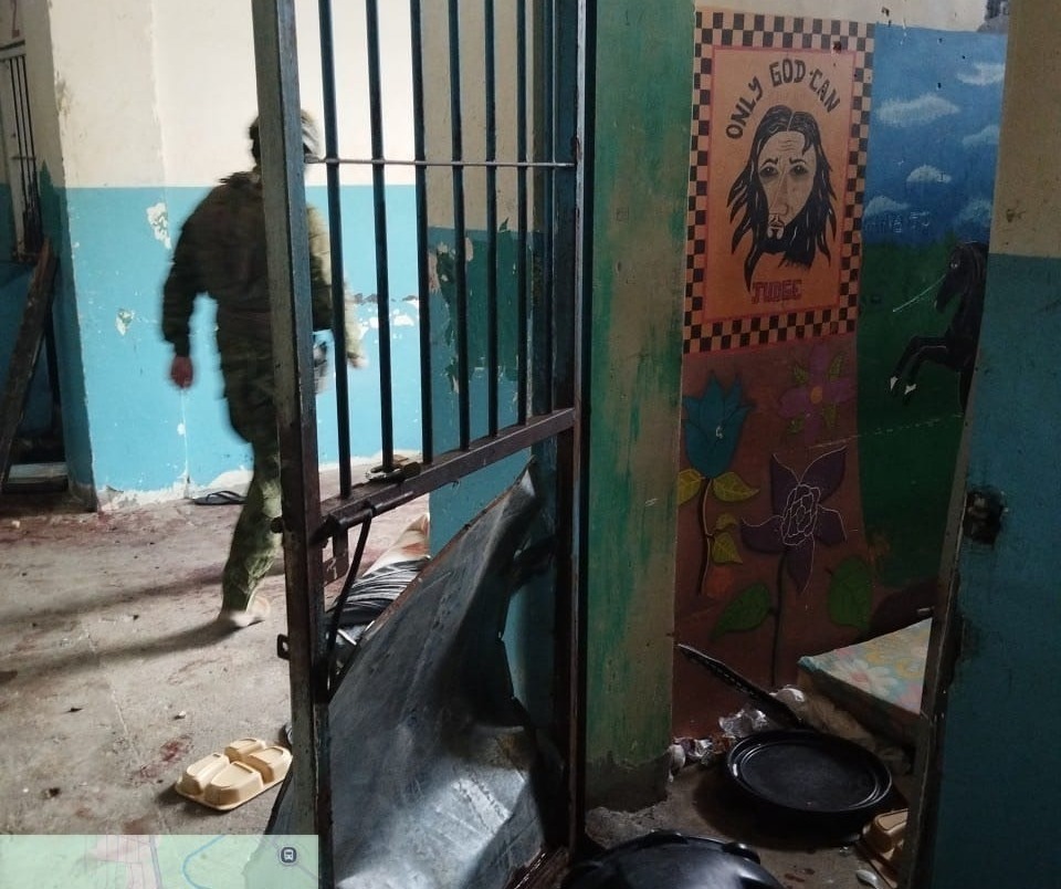Las puertas de las celdas fueron destruidas para ejecutar el ataque.