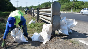 Personal de Urvaseo recoge basura acumulada a un costado de la Av. Perimetral.