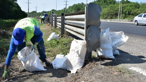 Personal de Urvaseo recoge basura acumulada a un costado de la Av. Perimetral.