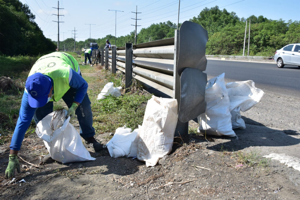 Personal de Urvaseo recoge basura acumulada a un costado de la Av. Perimetral.