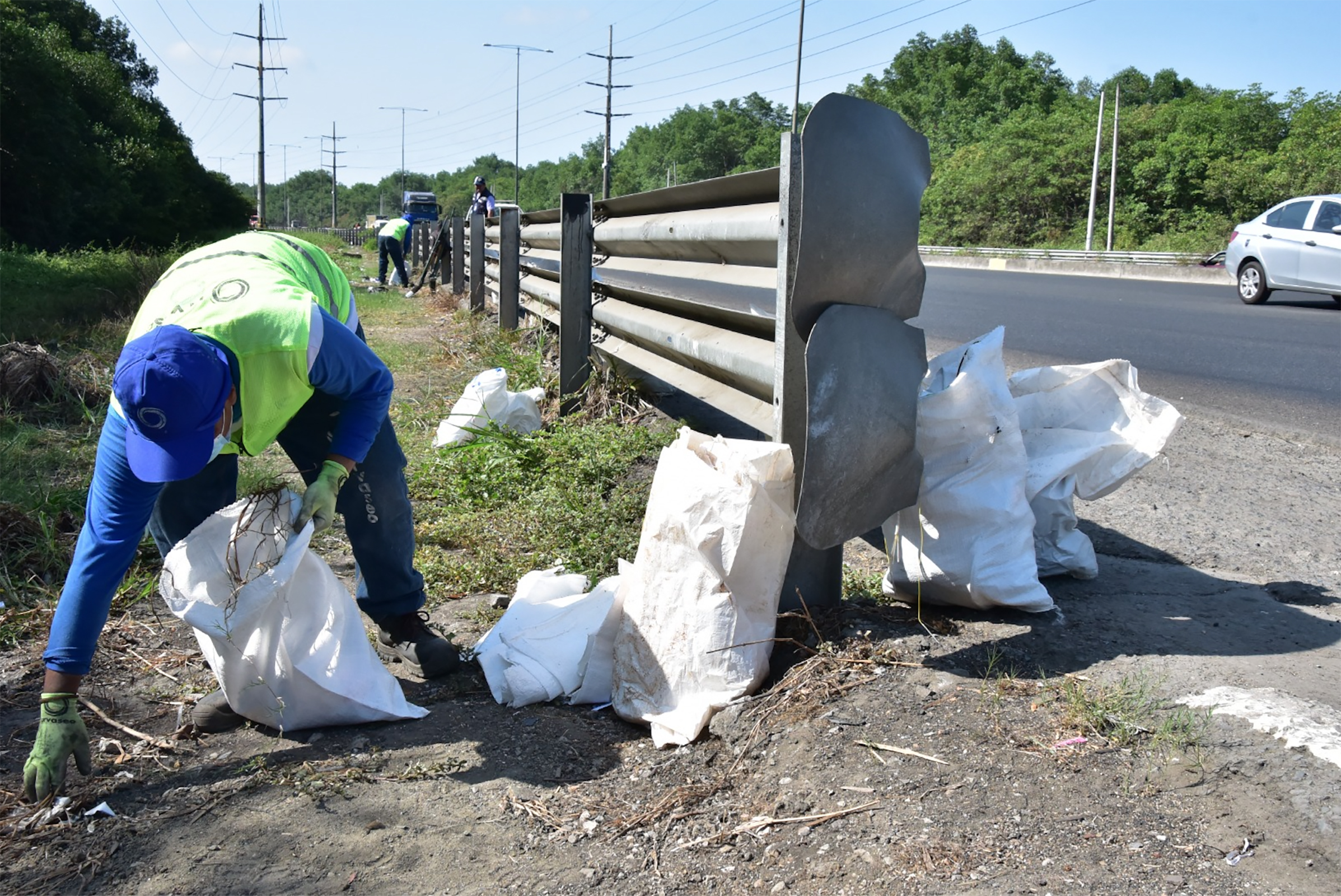 Personal de Urvaseo recoge basura acumulada a un costado de la Av. Perimetral.