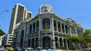 Imagen de la fachada del Municipio de Guayaquil, cuyos procesos suspendidos afectan la Sesión Solemne, la elección de la Reina y la difusión radial de obras municipales.