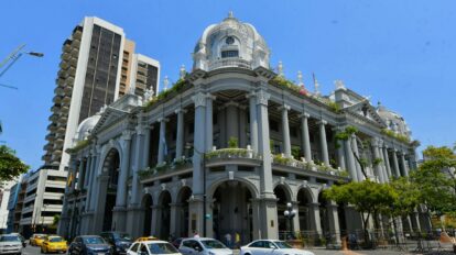 Imagen de la fachada del Municipio de Guayaquil, cuyos procesos suspendidos afectan la Sesión Solemne, la elección de la Reina y la difusión radial de obras municipales.