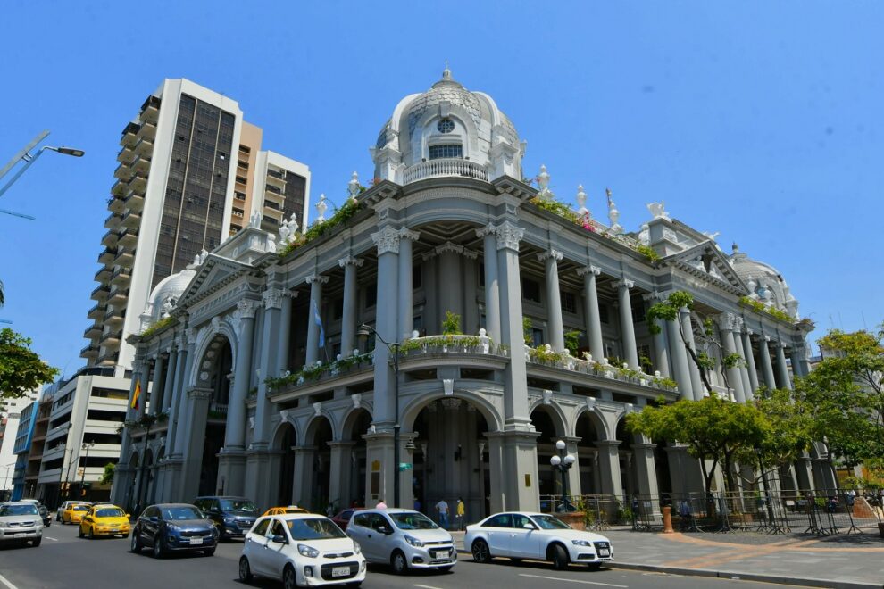 Imagen de la fachada del Municipio de Guayaquil, cuyos procesos suspendidos afectan la Sesión Solemne, la elección de la Reina y la difusión radial de obras municipales.