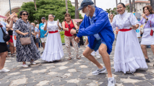 Un turista extranjero participa en una de las actividades realizadas en el Parque Seminario, en el centro de Guayaquil.