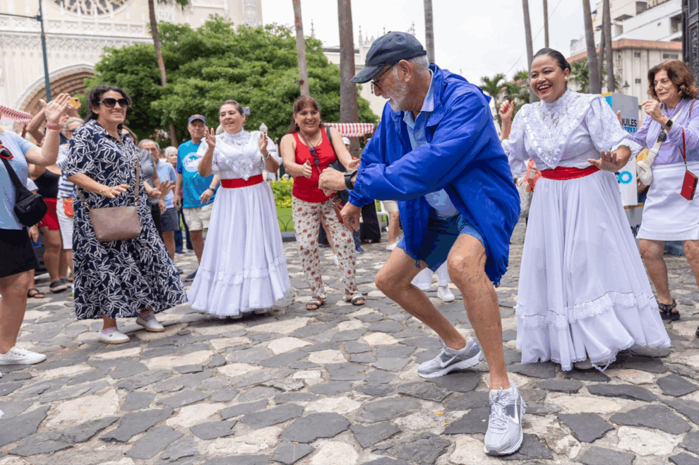 Un turista extranjero participa en una de las actividades realizadas en el Parque Seminario, en el centro de Guayaquil.