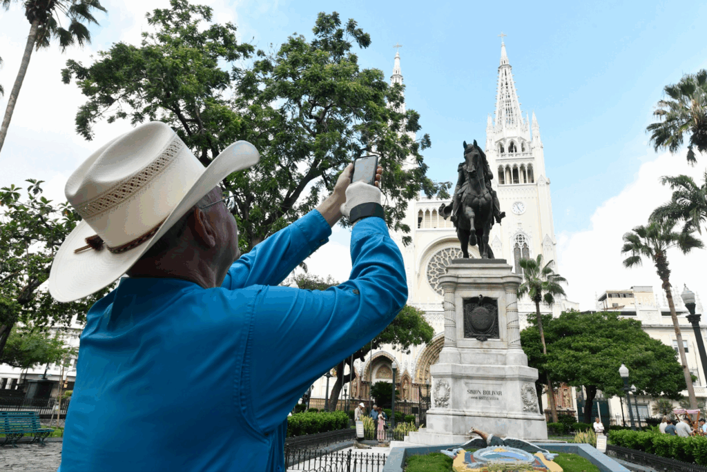 Un turista saca una foto al monumento de Simón Bolívar, en el Parque Seminario.