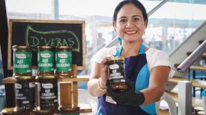 Una emprendedora de ÉPICO muestra los productos que comercializa en el Parrilla Fest.