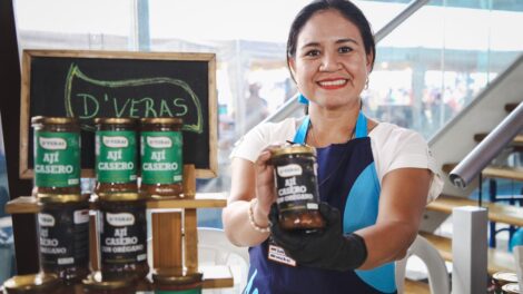 Una emprendedora de ÉPICO muestra los productos que comercializa en el Parrilla Fest.