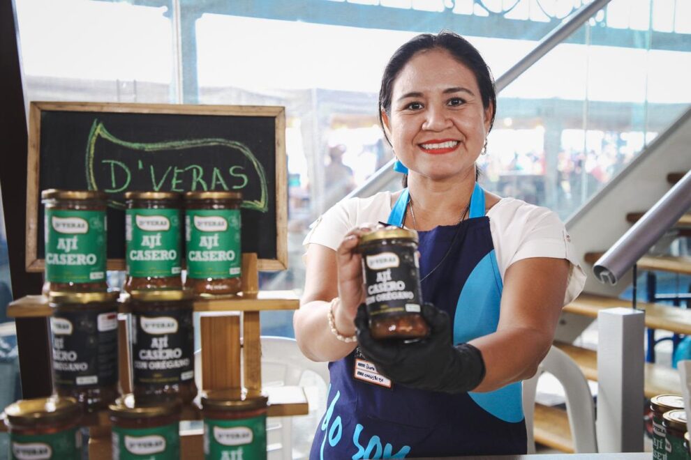 Una emprendedora de ÉPICO muestra los productos que comercializa en el Parrilla Fest.