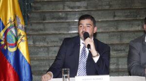 El alcalde Aquiles Álvarez durante su intervención en la rueda de prensa en Quito, destacando la prioridad de la seguridad de Guayaquil y la colaboración con el Gobierno.