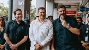 El alcalde de Guayaquil, Aquiles Alvarez (der.) recorrió La Bahía este jueves 4de septiembre para anunciar el inicio de la intervención.