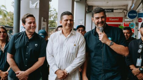 El alcalde de Guayaquil, Aquiles Alvarez (der.) recorrió La Bahía este jueves 4de septiembre para anunciar el inicio de la intervención.