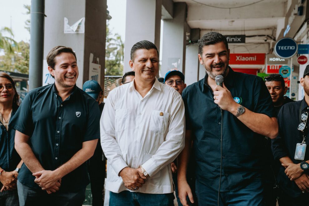 El alcalde de Guayaquil, Aquiles Alvarez (der.) recorrió La Bahía este jueves 4de septiembre para anunciar el inicio de la intervención.