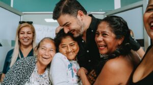 Madres de familia del Guasmo saludan efusivamente al alcalde Aquiles Alvarez durante la inauguración del Centro de Cuidado Infantil.