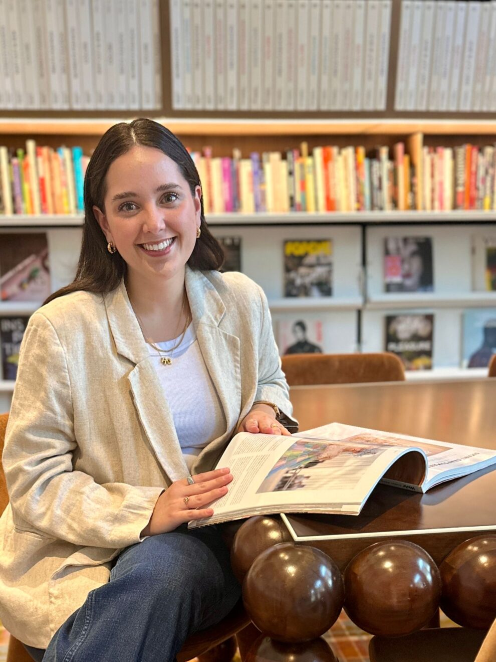 La guayaquileña Fiorella Alvarado aporta su talento en el equipo curatorial de la primera gran exhibición dedicada a André Leon Talley.