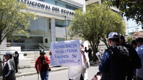 Partidarios del gobierno realizaron el domingo pasado un plantón en los exteriores de la Corte Constitucional, en Quito.