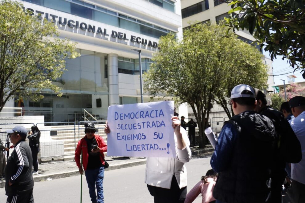 Partidarios del gobierno realizaron el domingo pasado un plantón en los exteriores de la Corte Constitucional, en Quito.