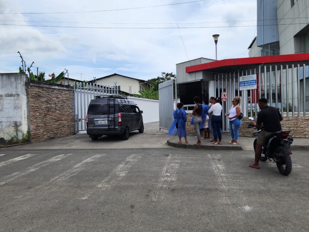 Familiares de los reos afuera del Centro Forense de Esmeraldas esperando información oficial.