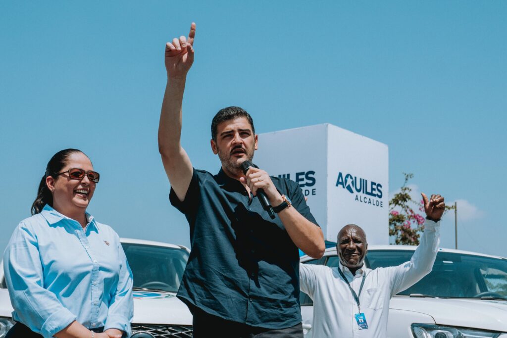 El alcalde Aquiles Alvarez realizo la entrega formal de las 55 nuevas camionetas.