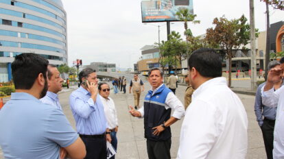 Personal de Segura EP y del Municipio de Guayaquil recorre la avenida Joaquín Orrantia, en el norte de Guayaquil.