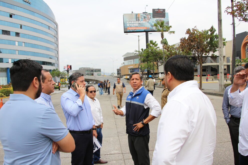 Personal de Segura EP y del Municipio de Guayaquil recorre la avenida Joaquín Orrantia, en el norte de Guayaquil.