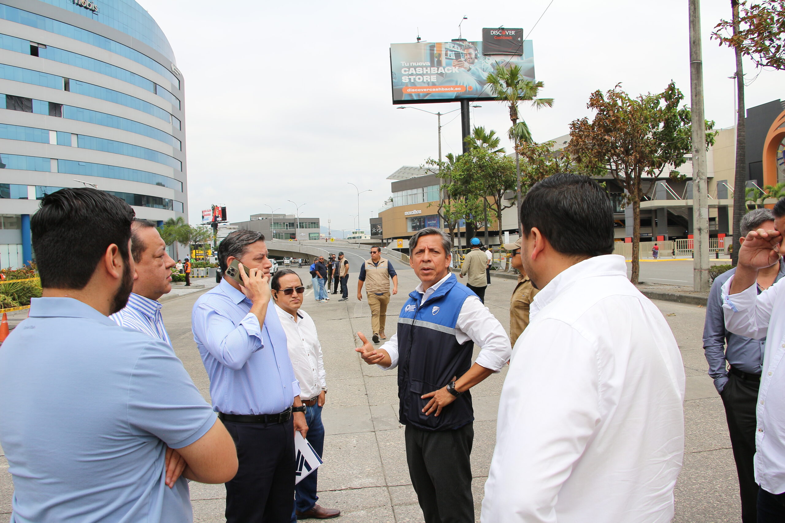 Personal de Segura EP y del Municipio de Guayaquil recorre la avenida Joaquín Orrantia, en el norte de Guayaquil.