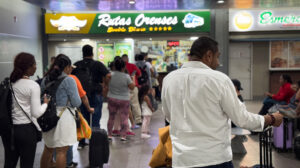 Un grupo de viajeros hace fila para comprar pasajes a los diferentes destinos de la provincia de El Oro.