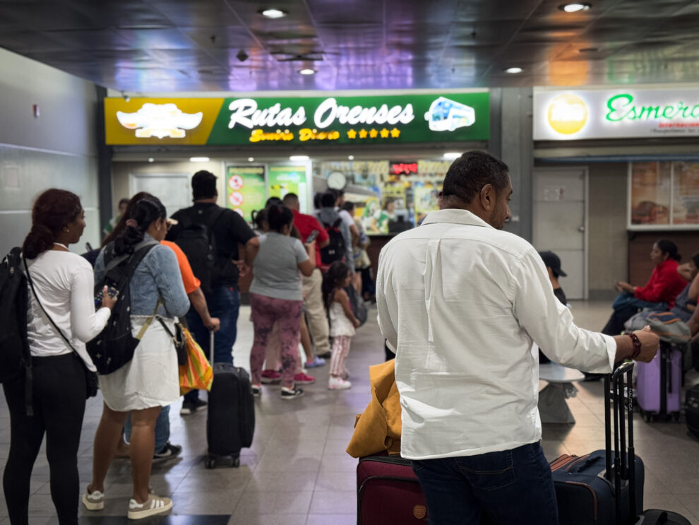 Un grupo de viajeros hace fila para comprar pasajes a los diferentes destinos de la provincia de El Oro.