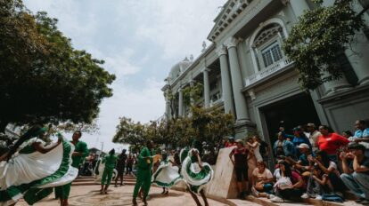 Agrupaciones artísticas del sur de Guayaquil llenaron de ritmo y esperanza la Plaza de la Administración durante la jornada “Guayaquil contra el terrorismo y por la paz”.