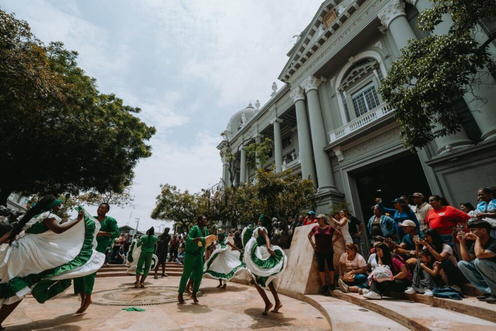 Agrupaciones artísticas del sur de Guayaquil llenaron de ritmo y esperanza la Plaza de la Administración durante la jornada “Guayaquil contra el terrorismo y por la paz”.