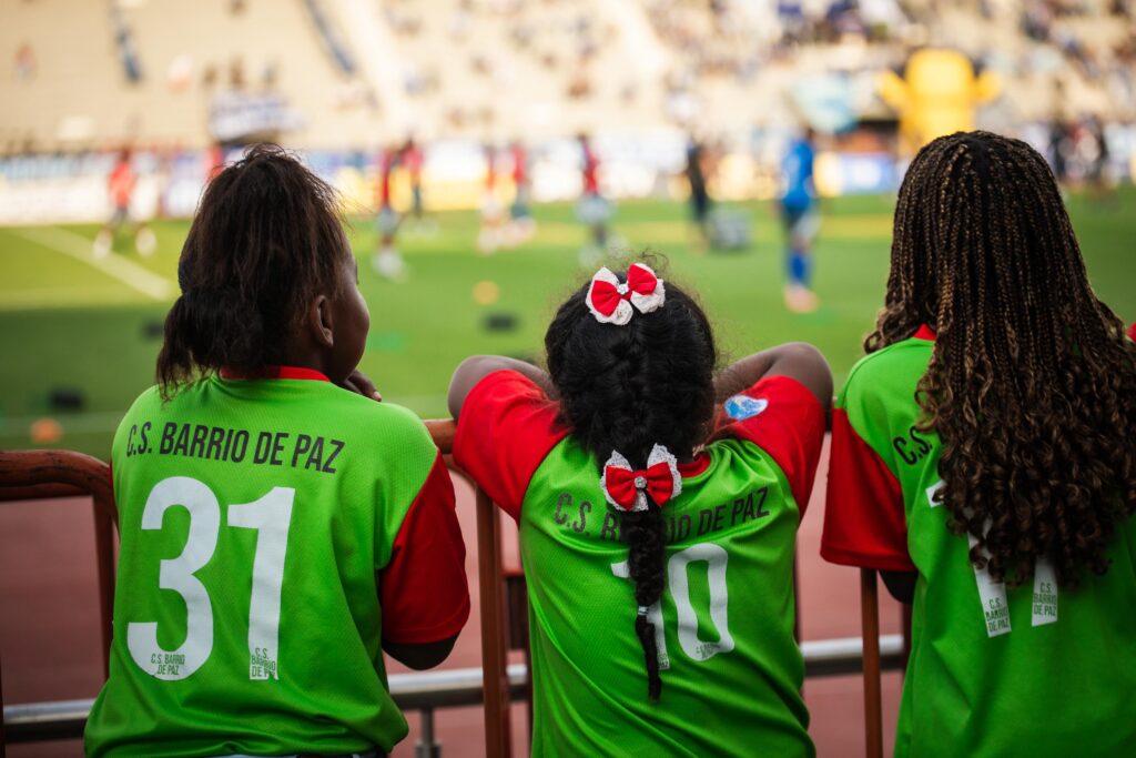 Jóvenes espectadores siguen atentos cada jugada desde las gradas, inspirados por el sueño de algún día jugar en una cancha profesional.