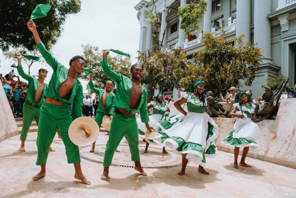 Bailarines y músicos unieron su talento en un acto simbólico por la verdad y la seguridad de Guayaquil, en el corazón del centro cívico de la ciudad.